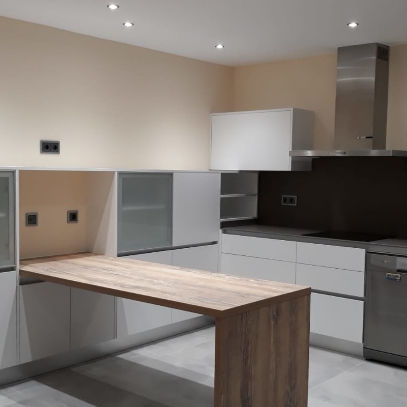 Detalle de acabados en reforma de vivienda coordinada por Ángel e Isabel en el Maresme.