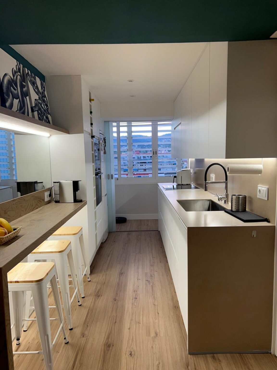 Antes y después de reforma de cocina en Mataró con materiales duraderos y diseño actual.